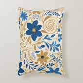 金ゴールドの青と白のフローラと渦巻き アクセントクッション (正面(垂直))