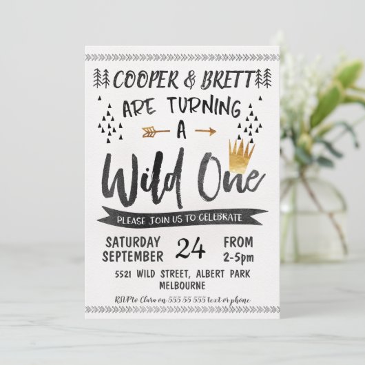 金ゴールドの黒い双生児の野生の1匹の誕生日の招待状 招待状 (スタンド正面)