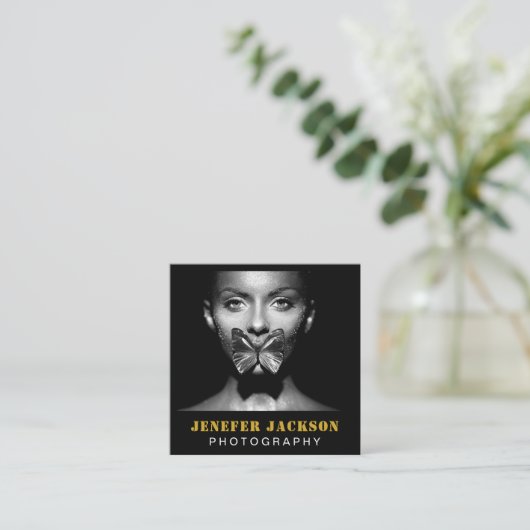 金ゴールドはっきりしたブラックスクリプト2フォトミニマルQRコード スクエア名刺 (スタンド正面)