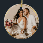 金ゴールドは私たちの初めてのクリスマスの写真を囲んだ セラミックオーナメント<br><div class="desc">このデザインはモダン、手書き書き結婚の台本に私たちの初めてのクリスマスとお気に入りのあなたの写真を取り囲むブラシ付き金ゴールドフレームを備えている。容易にカスタマイズ名前と選択の年。このクリスマスの休暇シーズンに理想的な記念ギフトは、特別なイベントを覚えている。</div>