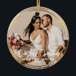 金ゴールドは私たちの初めてのクリスマスの写真を囲んだ セラミックオーナメント<br><div class="desc">この2枚の写真デザインは、手書きモダンの書道の台本に結婚おいて、お客様の写真を取り巻くお気に入りのブラシ付き金ゴールドのフレームを初めてのクリスマスと共に備えている。容易にカスタマイズ名前と選択の年。このクリスマスの休暇シーズンに理想的な記念ギフトは、特別なイベントを覚えている。</div>