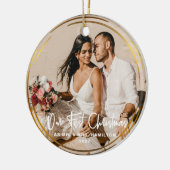 金ゴールドは私たちの初めてのクリスマスの写真を囲んだ セラミックオーナメント (左)