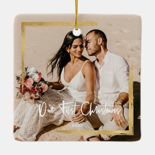 金ゴールドは私たちの初めてのクリスマスの写真を囲んだ セラミックオーナメント (裏面)