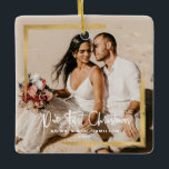 金ゴールドは私たちの初めてのクリスマスの写真を囲んだ セラミックオーナメント<br><div class="desc">この2枚の写真デザインは、手書きモダンの書道の台本に結婚おいて、お客様の写真を取り巻くお気に入りのブラシ付き金ゴールドのフレームを初めてのクリスマスと共に備えている。容易にカスタマイズ名前と選択の年。このクリスマスの休暇シーズンに理想的な記念ギフトは、特別なイベントを覚えている。</div>