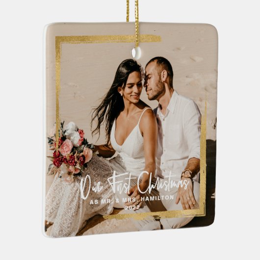 金ゴールドは私たちの初めてのクリスマスミセス・フォトを額縁 セラミックオーナメント (右)