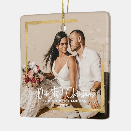 金ゴールドは私たちの初めてのクリスマスミセス・フォトを額縁 セラミックオーナメント (左)