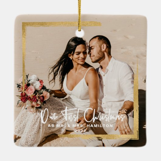 金ゴールドは私たちの初めてのクリスマスミセス・フォトを額縁 セラミックオーナメント (裏面)