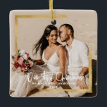 金ゴールドは私たちの初めてのクリスマスミセス・フォトを額縁 セラミックオーナメント<br><div class="desc">このデザインはモダン、手書き書き結婚の台本に私たちの初めてのクリスマスとお気に入りのあなたの写真を取り囲むブラシ付き金ゴールドフレームを備えている。容易にカスタマイズ名前と選択の年。このクリスマスの休暇シーズンに理想的な記念ギフトは、特別なイベントを覚えている。</div>
