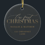 金ゴールドは私達の初めてのクリスマスの新居または最近結婚します セラミックオーナメント<br><div class="desc">金ゴールドの効果は私達の初めてのクリスマスの新居または最近休日のデザインを結婚します。 美しい原稿の文字を使ってあなたの生命の特別なカップルのための思慮深いギフト。 タータンチェックの点検。 色は変えることができます。</div>