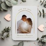 金ゴールドアー結婚チフレームの写真保存日 マグネット<br><div class="desc">デザインには、美しい金色のアーチ型枠最高のが描かれています。デー救ト写真には、薄い書体が描かれており、クリーム結婚な色の背景を背景にしています。 名前カスタマイズ、日付、場所を簡単に指定できます。 どの季節のモダンテーマにも最適です。</div>