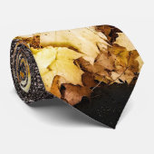 金ゴールドイエローメープル葉秋アスファルト道路 ネクタイ (ロール)