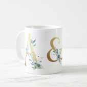 金ゴールドイニシャル、青い葉のカップルのマグカップ コーヒーマグカップ (正面左)
