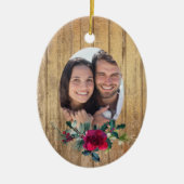 金ゴールドウッドレッドローズフレーム写真テンプレートホリデー セラミックオーナメント (正面)