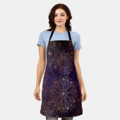 金ゴールドエレガントと紫のフローラ曼荼羅のパターン エプロン (着用した状態)