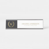 金ゴールドエレガントフローラ月桂樹リースイニシャルモノグラム デスクネームプレート (正面)