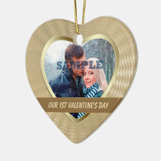 金ゴールドエレガント写真テンプレート私たちの最初のバレンタイン セラミックオーナメント (左)