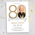 金ゴールドエレガント写真80th誕生日パーティー 招待状<br><div class="desc">金ゴールドエレガント写真80th Birthday Party Invitation.控えめなエレガンスとシックなミニマリズムを象徴する招待デザインで、あなたのマイルストーンのお祝いを高める。私たちの黒と金ゴールドのテーマは洗練され、あなたの特別な日のための洗練された雰囲気を作成する。カスタム写真機能はパーソナライズされたtouchを追加し、それぞれの招待が大切な思い出ユニークであることを保証する。デザインのシンプルさは全体的な魅力を高めはっきりした、クリーンなラインと黒と金ゴールドのアクセントのテイストなブレンドを通して声明を作る。すべての詳細がシンプルで見つかった美しいを反映するように慎重にキュレーションされ、大事な行事そのものと同じくらい時間のない思い出を作成するお祝いに参加しよう。</div>