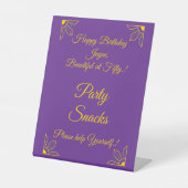 金ゴールドオン王室のパープル誕生日パーティスナック 台座サイン (正面)