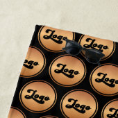 金ゴールドカスタムとブラックビジネス会社のロゴパターン ビーチタオル (インサイチュ)