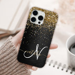 金ゴールドカスタムグリッターブラックスパークルモノグラム iPhone 15 PRO MAXケース<br><div class="desc">ブラックのブラシ付きエレガントメタリック背景に金ゴールドかわいらしグリッターを搭載したトレンディーの電話ケースきらめくデザインを簡単にパーソナライズ。</div>