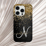 金ゴールドカスタムグリッターブラックスパークルモノグラム iPhone 15 PROケース<br><div class="desc">ブラックのブラシ付きエレガントメタリック背景に金ゴールドかわいらしグリッターを搭載したトレンディーの電話ケースきらめくデザインを簡単にパーソナライズ。</div>