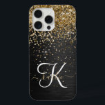金ゴールドカスタムグリッターブラックスパークルモノグラム iPhone 15 PRO MAXケース<br><div class="desc">ブラックのブラシ付きエレガントメタリック背景に金ゴールドかわいらしグリッターを搭載したトレンディーの電話ケースきらめくデザインを簡単にパーソナライズ。</div>