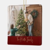 金ゴールドカスタムレッドとミニマリストArchファミリー写真 セラミックオーナメント (左)