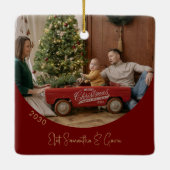 金ゴールドカスタムレッドとミニマリストArchファミリー写真 セラミックオーナメント (裏面)