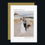 金ゴールドクリスマスツリーモダンメリークリスマスフォト シーズンカード<br><div class="desc">家族シンプルや友達のモダンためのクリスマスとフラットクリスマスカード。金ゴールドの背景にシンプルは、クリスマスツリー、サンセリフタイポグラフィ、雪のパターンを備えている。これらの文字は完全に編集可能である。自分の挨拶、メッセージ、名前、年、写真を追加して、このクリスマスカードをパーソナライズする。コレクションの他の色や一致するアイテムを確認する。</div>