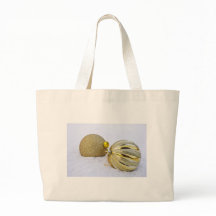 金ゴールドクリスマスボールオーナメントin the Snow