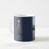 金ゴールドグリッターの青いモダンクリスマス写真 コーヒーマグカップ (正面左)