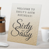 金ゴールドグリッターグラデーション60 Sassy 60th誕生日へようこそ 台座サイン (インサイチュ)