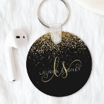 金ゴールドグリッターグラムモノグラム名 キーホルダー<br><div class="desc">Glam金ゴールドグリッターエレガントMonogram Keychain,簡単にパーソナライズこのトレンディーシックなキーチェインデザインは、黒い背景にエレガント金ゴールドきらめくグリッターを搭載している。このデザインは、あなたの手書きスクリプトかわいらしモノグラムと渦巻き旋回とあなたの名前を特徴とする。</div>