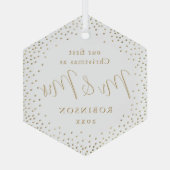 金ゴールドグリッター私たちの初めてのクリスマスミスター&ミセス・スクリプト ガラスオーナメント (裏面)