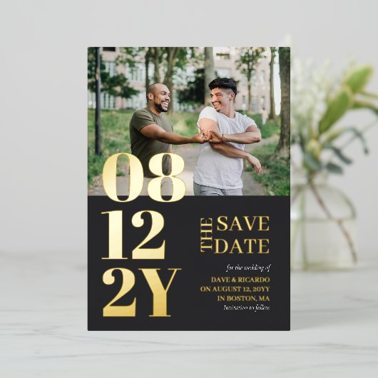 金ゴールドグレイタイポグラフィ結婚の写真の日付の保存 箔招待状 (立ち正面)