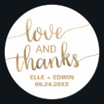 金ゴールドサンキュー結婚ズ ラウンドシール<br><div class="desc">この感謝してい金ゴールドは結婚式の引き出物のシールにピッタリモダン結婚ーだ。このデザインは美しいフェイク金ゴールド箔の書モダン跡を備えている。新郎新婦の名前と日付でステッカーラベルをパーソナライズしま結婚す。ご注意：このデザインは実在金ゴールド箔を備えていない。光り輝く高品質金ゴールドに見えるグラフィック。</div>