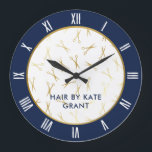 金ゴールドシザフェイクーズネイビーブルーヘアサロン ラージ壁時計<br><div class="desc">美容師の壁の時計で、紺色のトリム、白いローマ数字、金ゴールドのはさみの模様、フェイク名前、または髪のサロンの名前が青で表示されます。</div>
