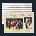 金ゴールドシルバーブロンズハッピーニューイヤー2写真ホリデー シーズンカード<br><div class="desc">この2枚のフォトカードで、家族や友人に新年の挨拶を送る。このデザインは、軽い黄褐色の背景に金ゴールド、銀、青銅の文字を提供している。「happy」という言葉が台本に現エレガントれる。</div>