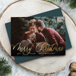 金ゴールドシンプルスクリプトオーバーレイメリークリスマスフォト 箔シーズンカード<br><div class="desc">クリスマスエレガントの写真カードは横向きか横向き独身のの写真を備え、金ゴールド箔の書道のスクリプトレタリングに「Merry Christmas」を重ね合わせた。あなたの家族の名前または個々の名前と白いレタリングの下の年でパーソナライズすモダンる。休日シンプルの挨拶のためのシックな選択。</div>