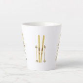 金ゴールドスキーとポール |ヴィンテージスキーイラストレーション カフェラテマグ (正面)