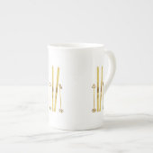 金ゴールドスキーとポール |ヴィンテージスキーイラストレーション ボーンチャイナマグカップ (正面右)