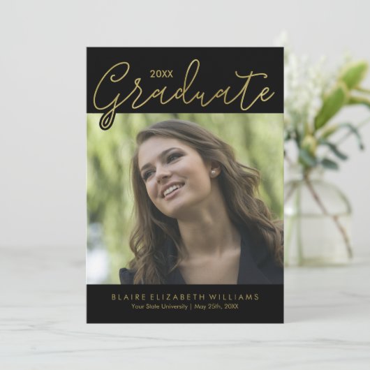 金ゴールドスクリプトタイポグラフィの卒業発表 案内状 (スタンド正面)