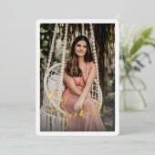 金ゴールドスクリプト文字オーバーレイ卒業写真 箔招待状 (立ち正面)