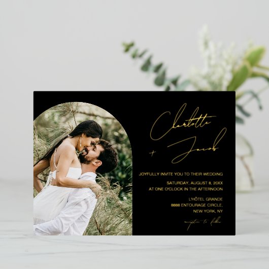 金ゴールドスクリプト文字名の黒い写真結婚の 箔招待状 (立ち正面)