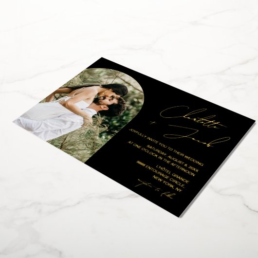金ゴールドスクリプト文字名の黒い写真結婚の 箔招待状 (回転した状態)