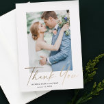 金ゴールドスクリプト結婚の写真 サンキューカード<br><div class="desc">金ゴールドス結婚クリプトのエレガントスタイリッシュサンキューカード。コレクション結婚の一部。色は変更することができる。背面には感謝してい、ゲストごとにパーソナライズしたり、自分の右に手を置いて好きなだけ削除したりすることができる一般的なメッセージが含まれている。</div>