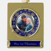 金ゴールドスノーフレークオンブルー初めてのクリスマス ゴールドプレートバナーオーナメント (正面)