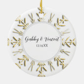 金ゴールドスノーフレーク冬の結婚式の写真 セラミックオーナメント (裏面)