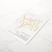 金ゴールドスモダンクリプト任意の年齢のサプライズ誕生日パーティー 箔招待状 (回転した状態)