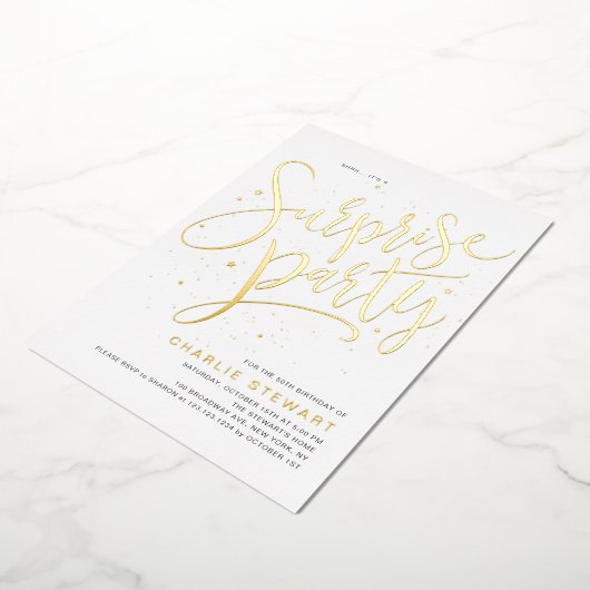 金ゴールドスモダンクリプト任意の年齢のサプライズ誕生日パーティー 箔招待状 (回転した状態)